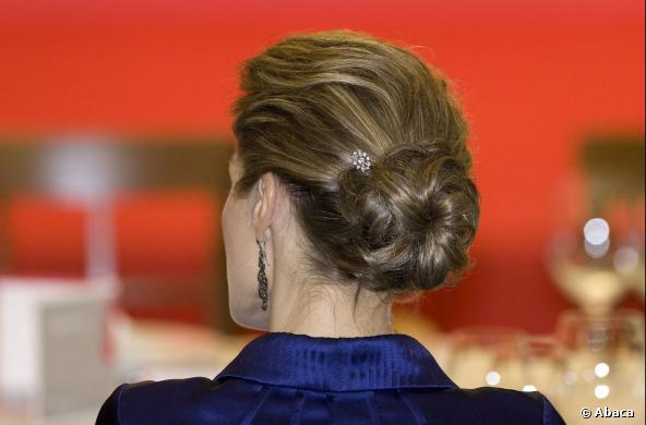 Reina Letizia Ortiz recogido bajo castaña con mechas rubias