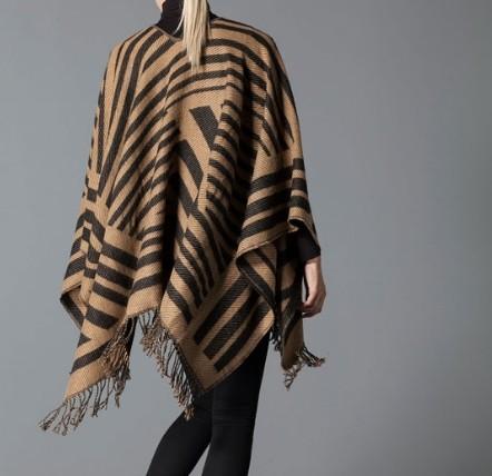 http://www.stradivarius.com/es/es/ropa/ponchos-c1183501p4538503.html?categoryNav=1183501&colorId=250