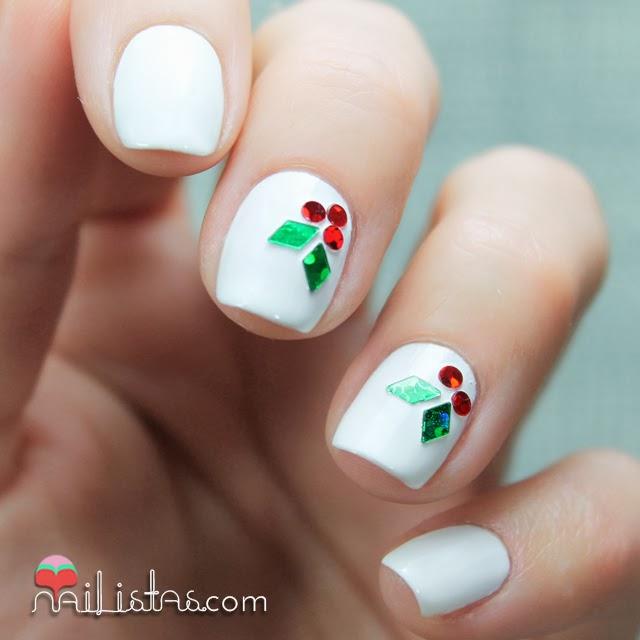 Uñas de navidad decoradas con muérdago acebo