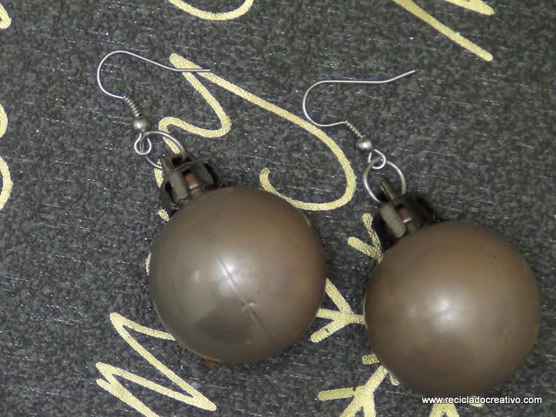 Bisutería reutilizando decoraciones navideñas. Pendientes, colgantes, collares y llaveros