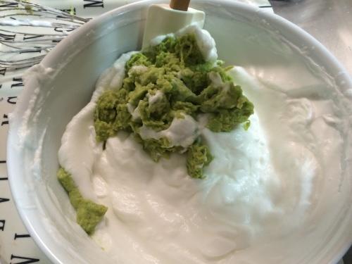 Añadiendo el aguacate al merengue