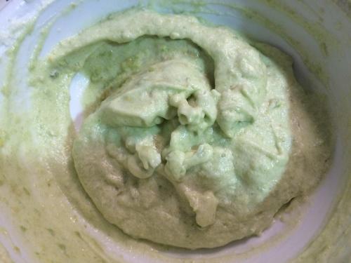 Mezclando el aguacate con las claras