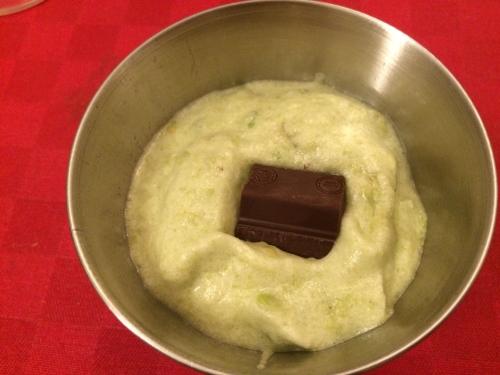 Poniendo la mezcla y el chocolate