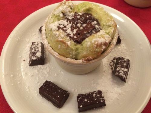 Un souffle de chocolate y aguacate emplatado 
