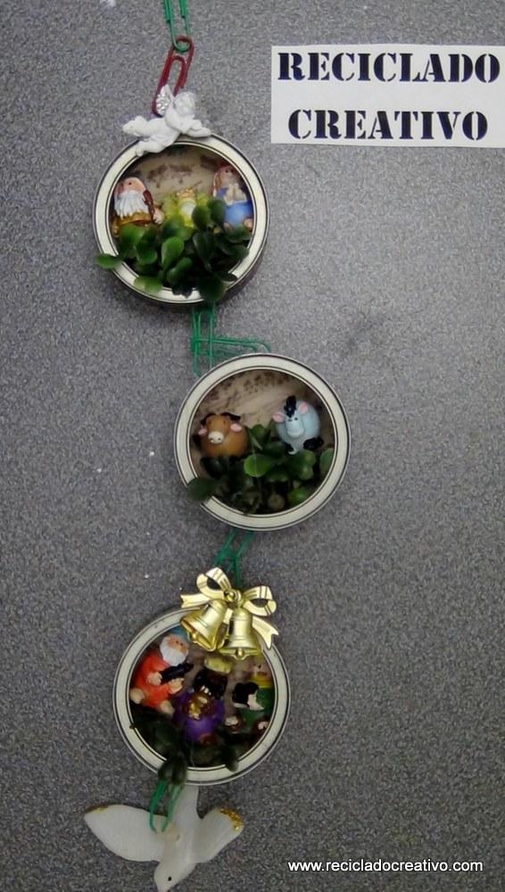 Belén de Navidad colgante realizado con latas de atún recicladas