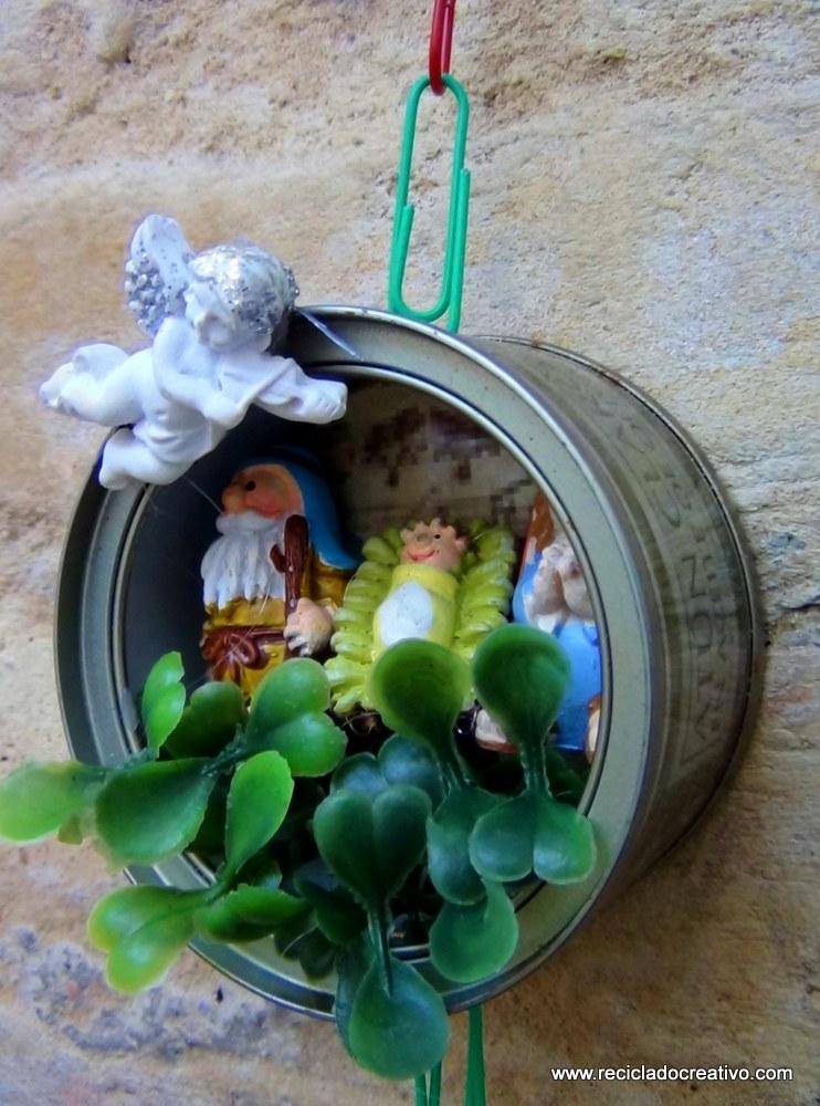 Belén de Navidad colgante realizado con latas de atún recicladas