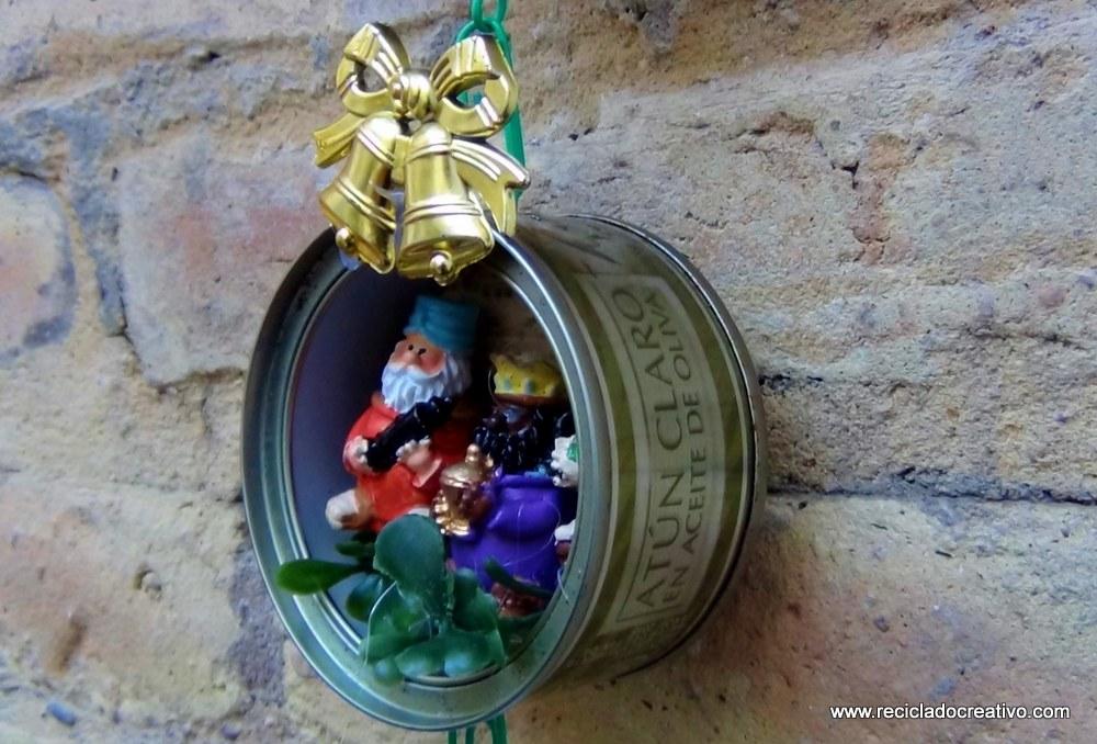 Belén de Navidad colgante realizado con latas de atún recicladas