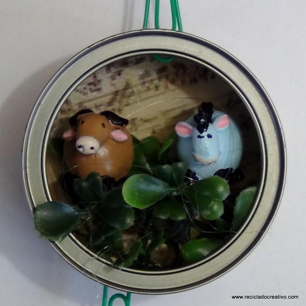 Belén de Navidad colgante realizado con latas de atún recicladas