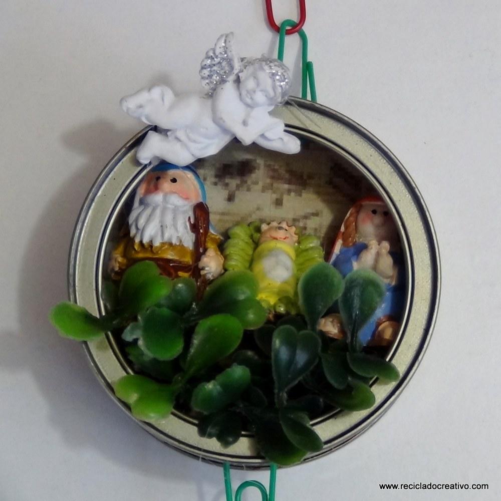 Belén de Navidad colgante realizado con latas de atún recicladas