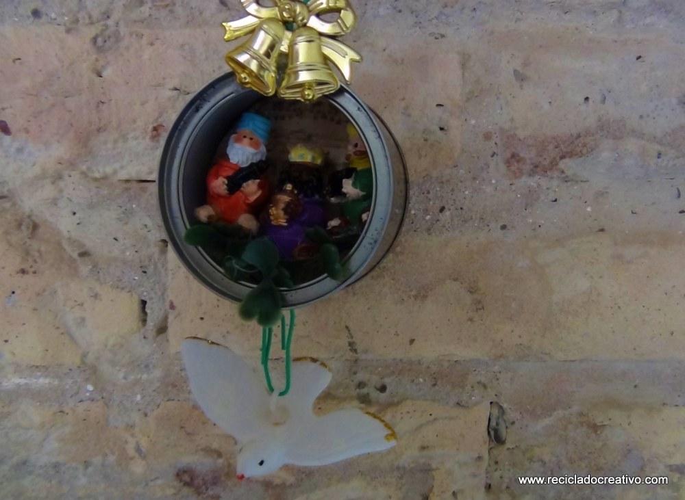 Belén de Navidad colgante realizado con latas de atún recicladas