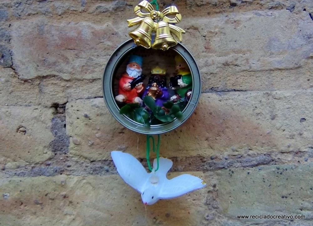 Belén de Navidad colgante realizado con latas de atún recicladas