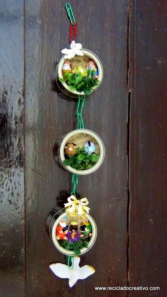 Belén de Navidad colgante realizado con latas de atún recicladas