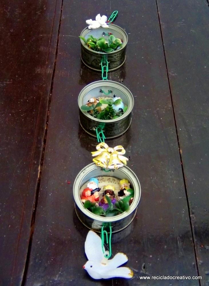 Belén de Navidad colgante realizado con latas de atún recicladas