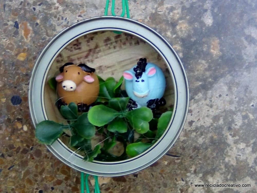 Belén de Navidad colgante realizado con latas de atún recicladas