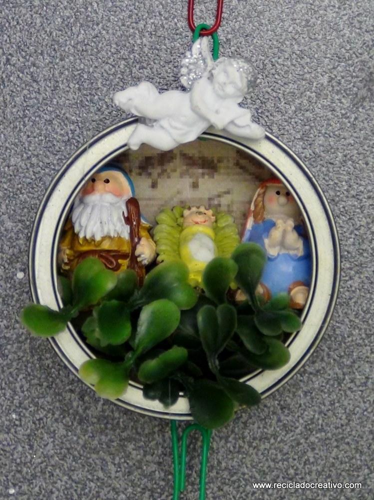 Belén de Navidad colgante realizado con latas de atún recicladas