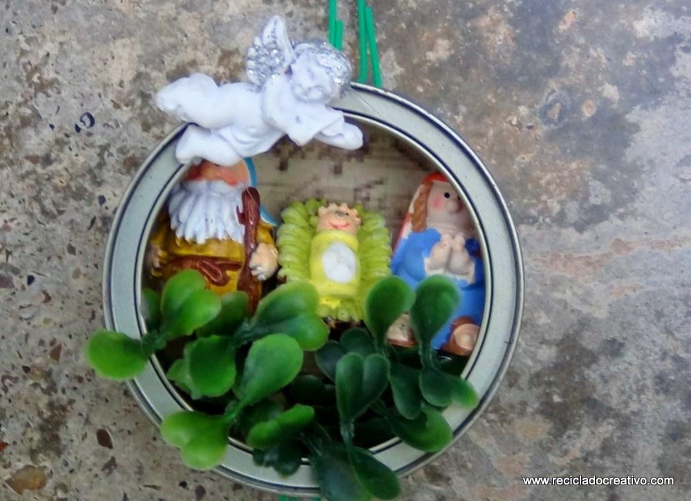 Belén de Navidad colgante realizado con latas de atún recicladas