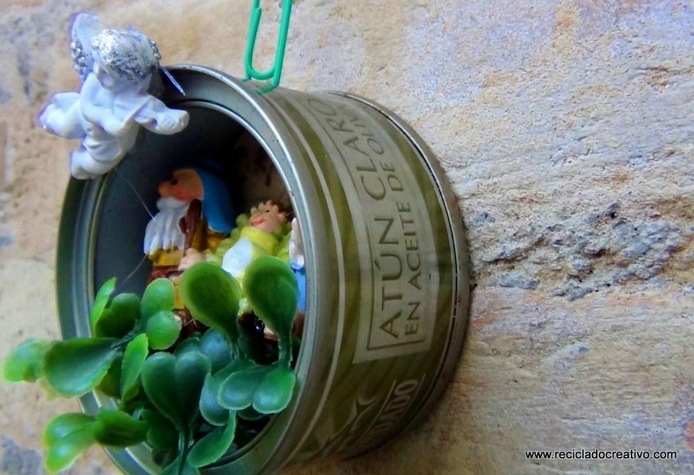 Belén de Navidad colgante realizado con latas de atún recicladas