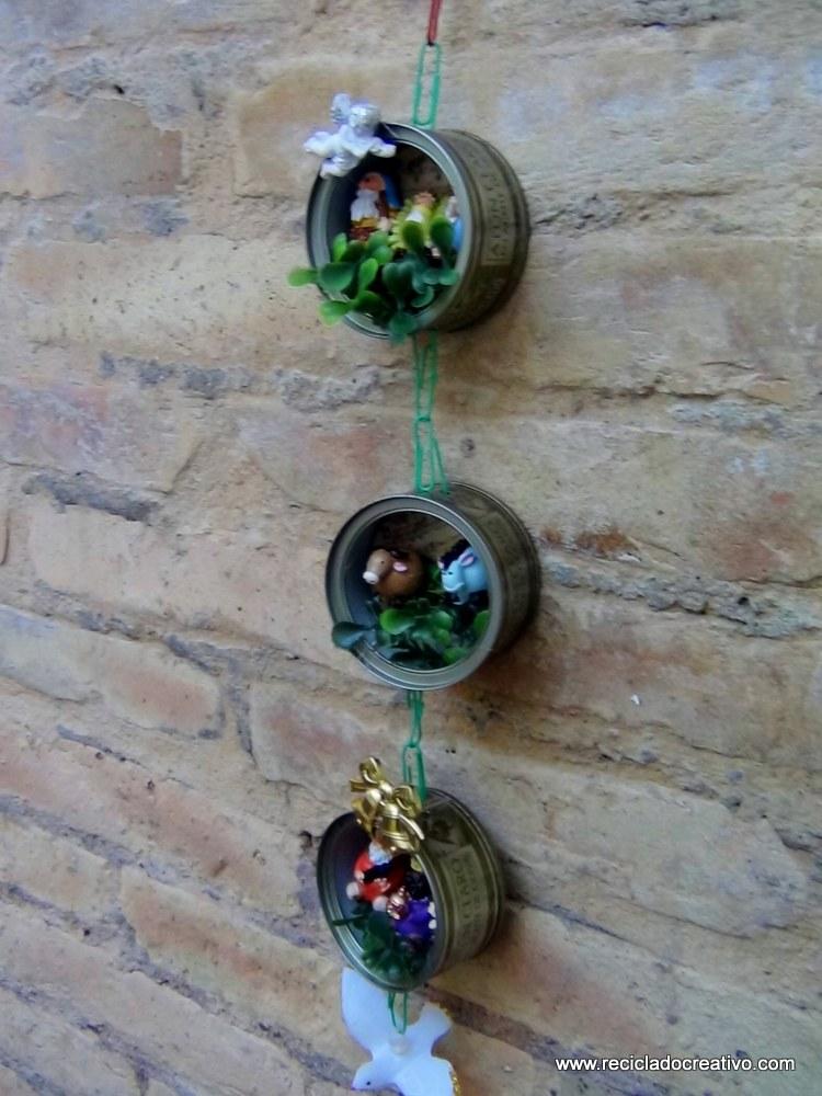 Belén de Navidad colgante realizado con latas de atún recicladas
