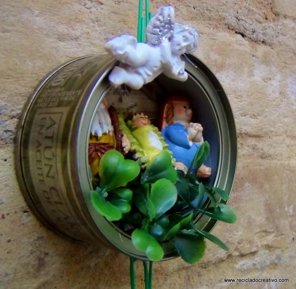 Belén de Navidad colgante realizado con latas de atún recicladas