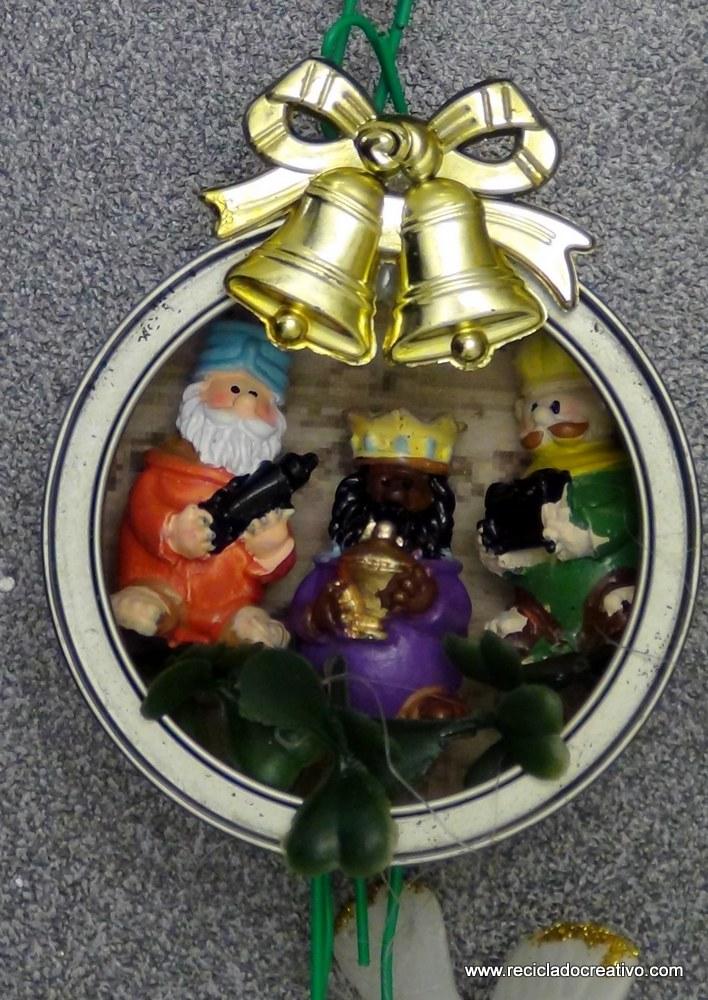 Belén de Navidad colgante realizado con latas de atún recicladas