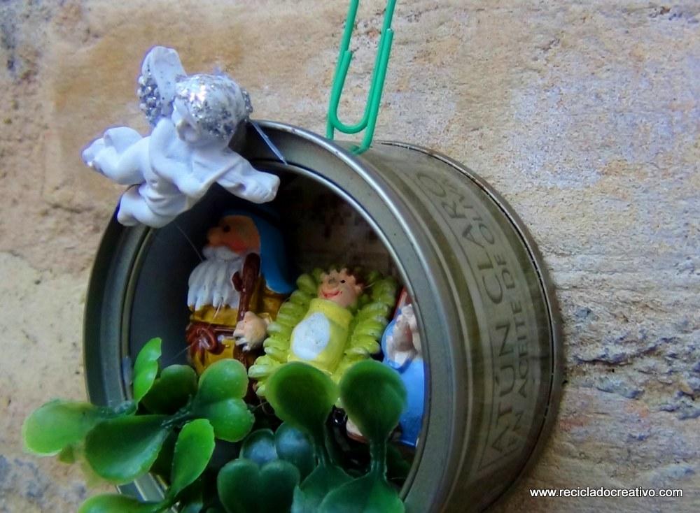 Belén de Navidad colgante realizado con latas de atún recicladas