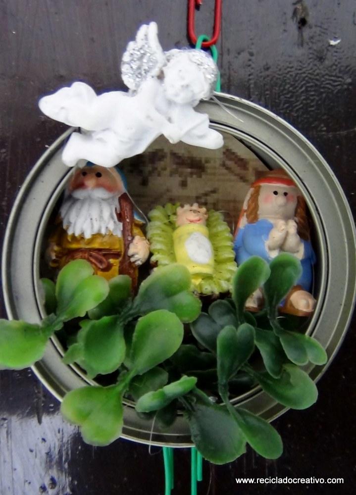 Belén de Navidad colgante realizado con latas de atún recicladas