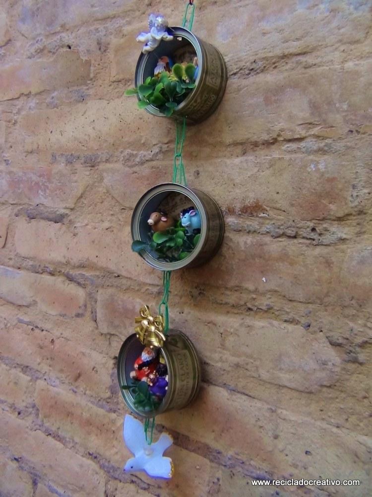 Belén de Navidad colgante realizado con latas de atún recicladas