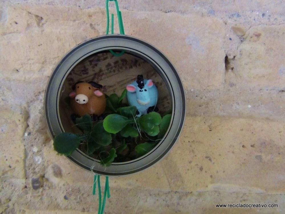 Belén de Navidad colgante realizado con latas de atún recicladas