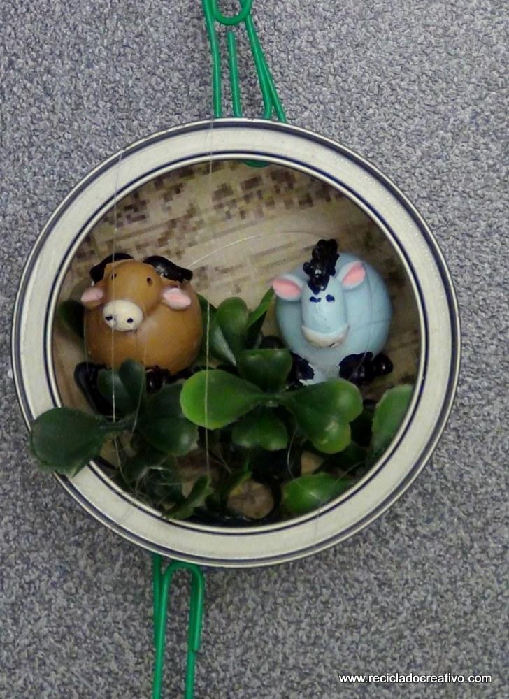 Belén de Navidad colgante realizado con latas de atún recicladas