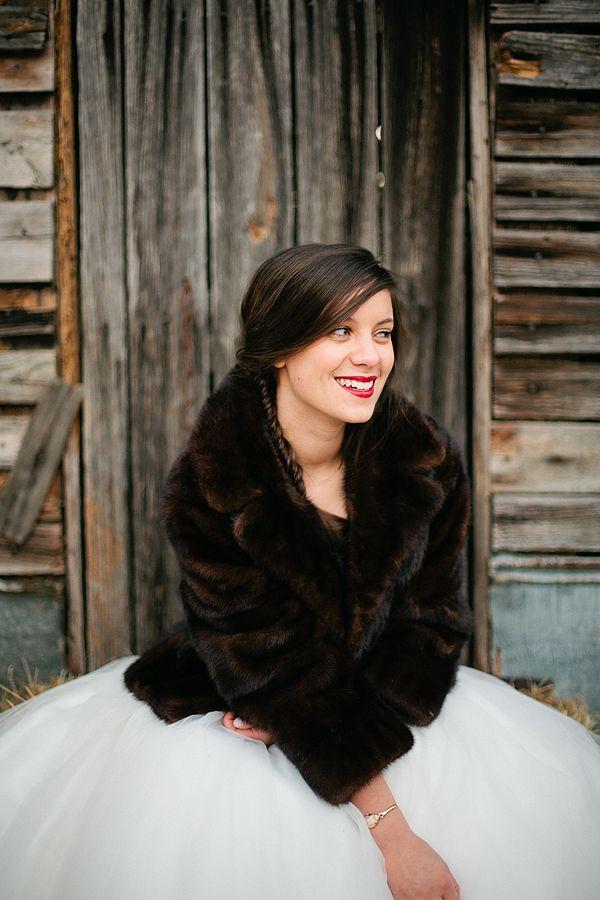 Novia con chaqueta de piel