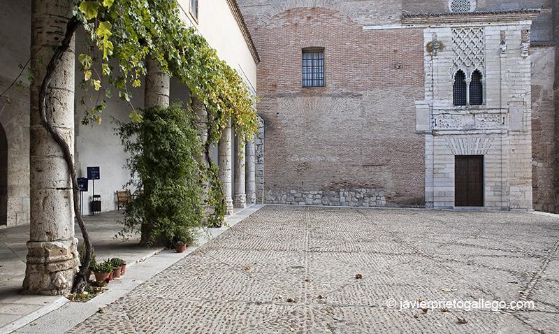 Patio de entrada al Monasterio de Santa Clara de Tordesillas, con los restos del palacio real. Tordesillas. Valladolid. Castilla y León. España. © Javier Prieto Gallego