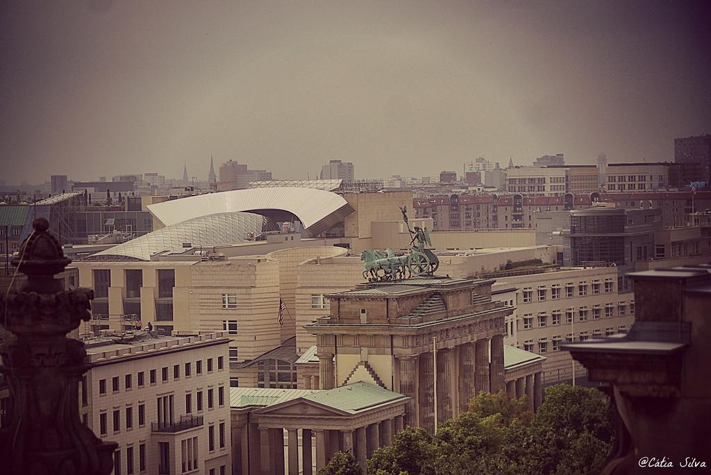Around Berlin (20) Puerta de Brandenburgo