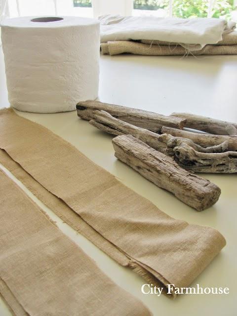 Calabazas de tela, palos y rollo de papel higiénico para decorar en Halloween2