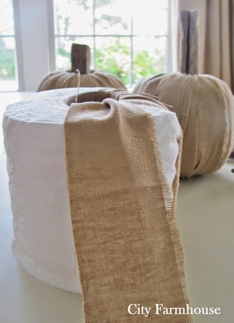 Calabazas de tela, palos y rollo de papel higiénico para decorar en Halloween3