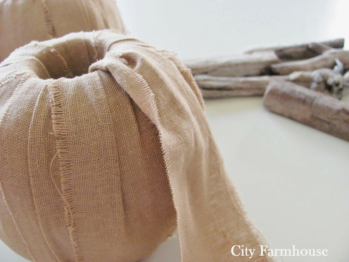 Calabazas de tela, palos y rollo de papel higiénico para decorar en Halloween4