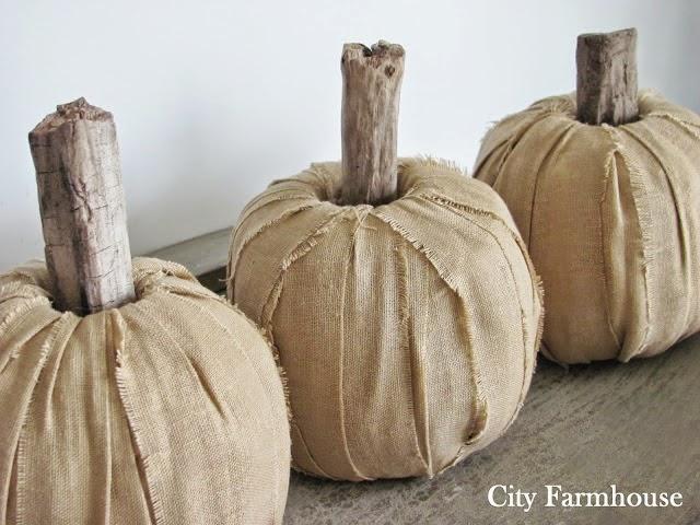 Calabazas de tela, palos y rollo de papel higiénico para decorar en Halloween5