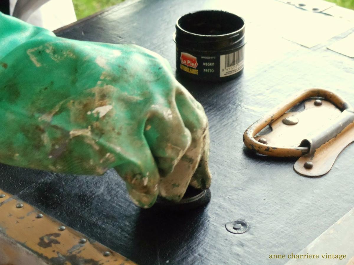 anne charriere, forrar baúl, line old trunk, habiller vieille malle, 