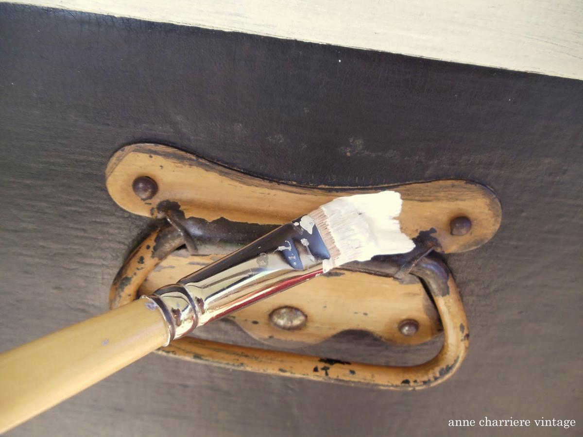 anne charriere, forrar baúl, line old trunk, habiller vieille malle, 