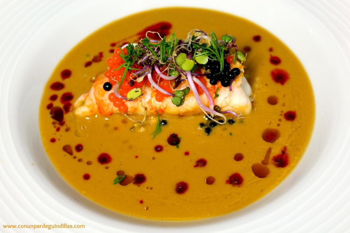 Crema de marisco Aneto con colas de cigala y caviar bicolor