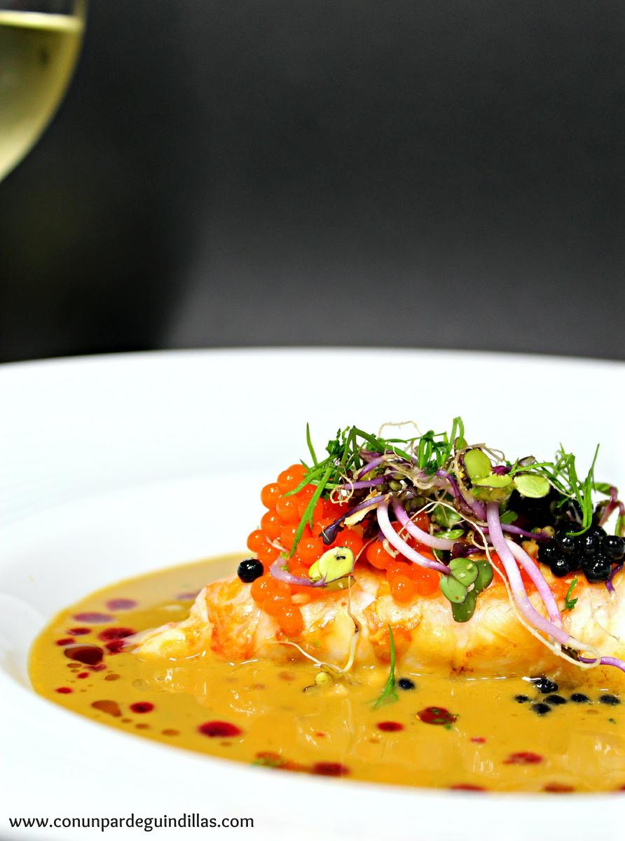 Crema de marisco Aneto con colas de cigala y caviar bicolor