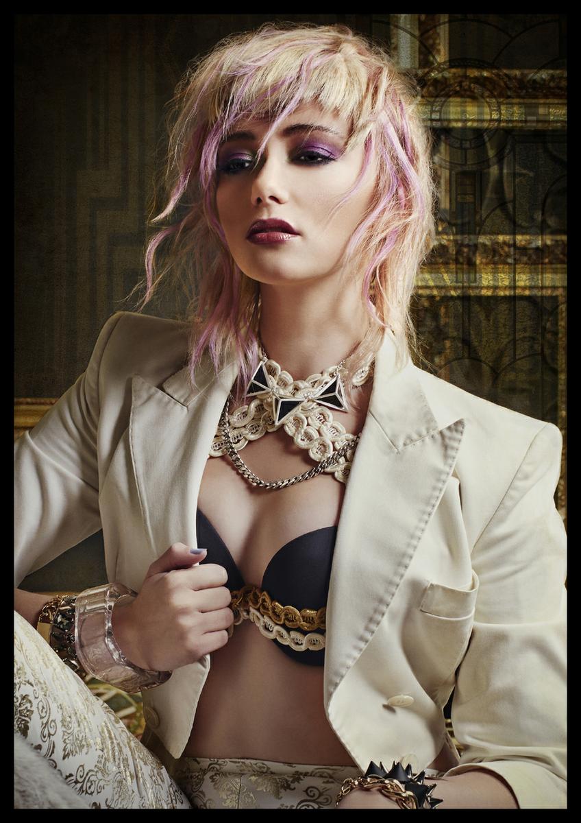 Mechas lilas en pelo rubio desfilado