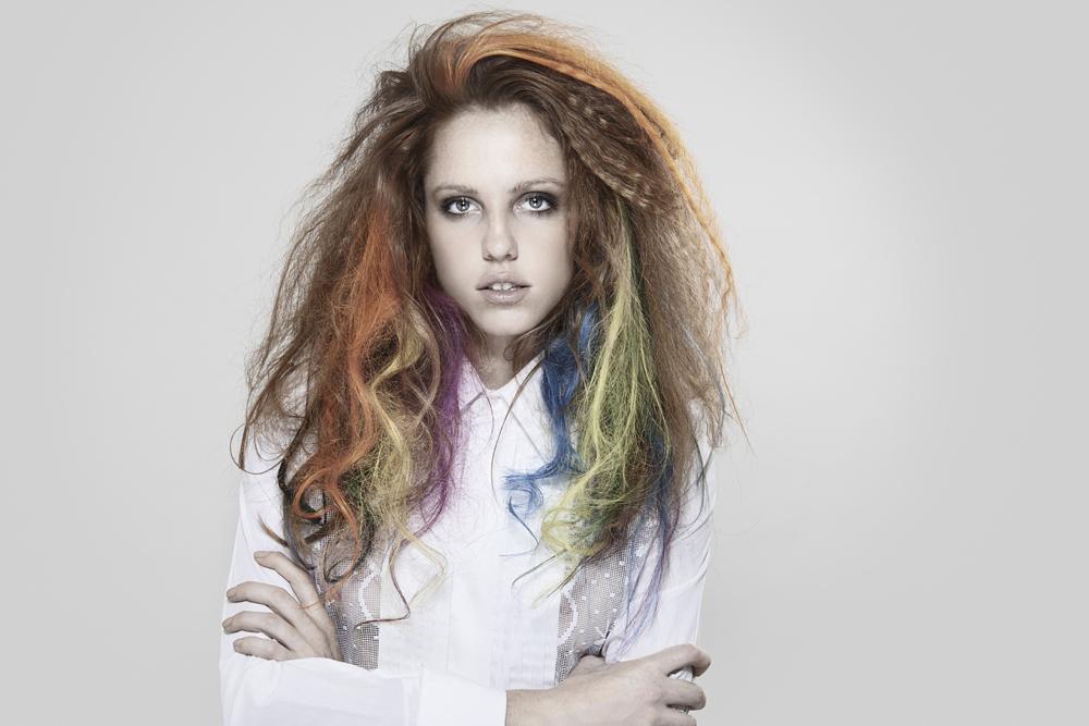 Pelo planchado despeinado de colores