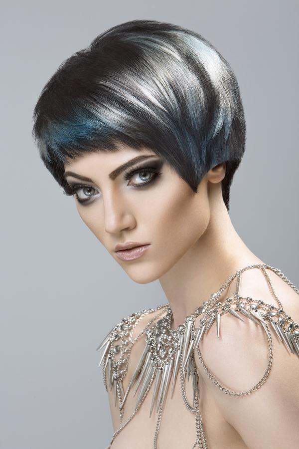 Pelo corto colores grises y azules con flequillo