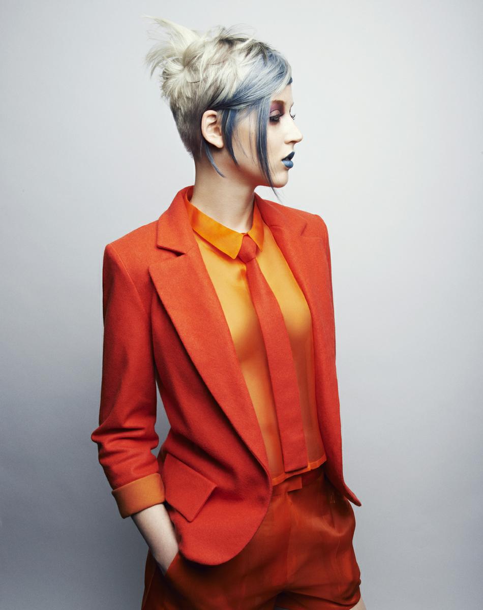 Pelo corto blanco con patillas y flequillo azul