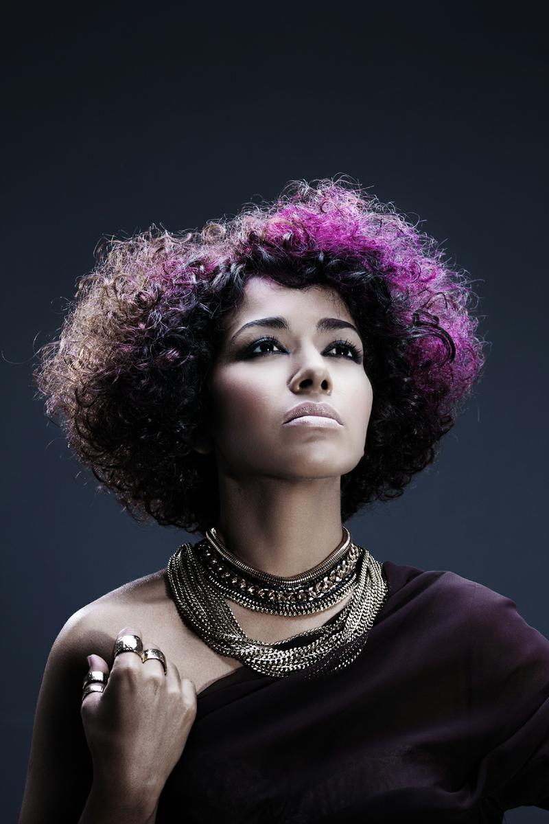 Pelo corto rizado morado