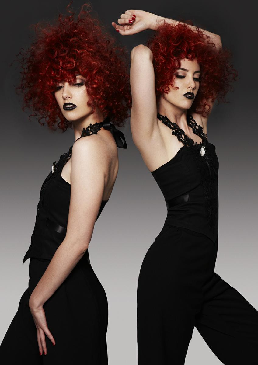 Pelo rojo fuego corto rizado