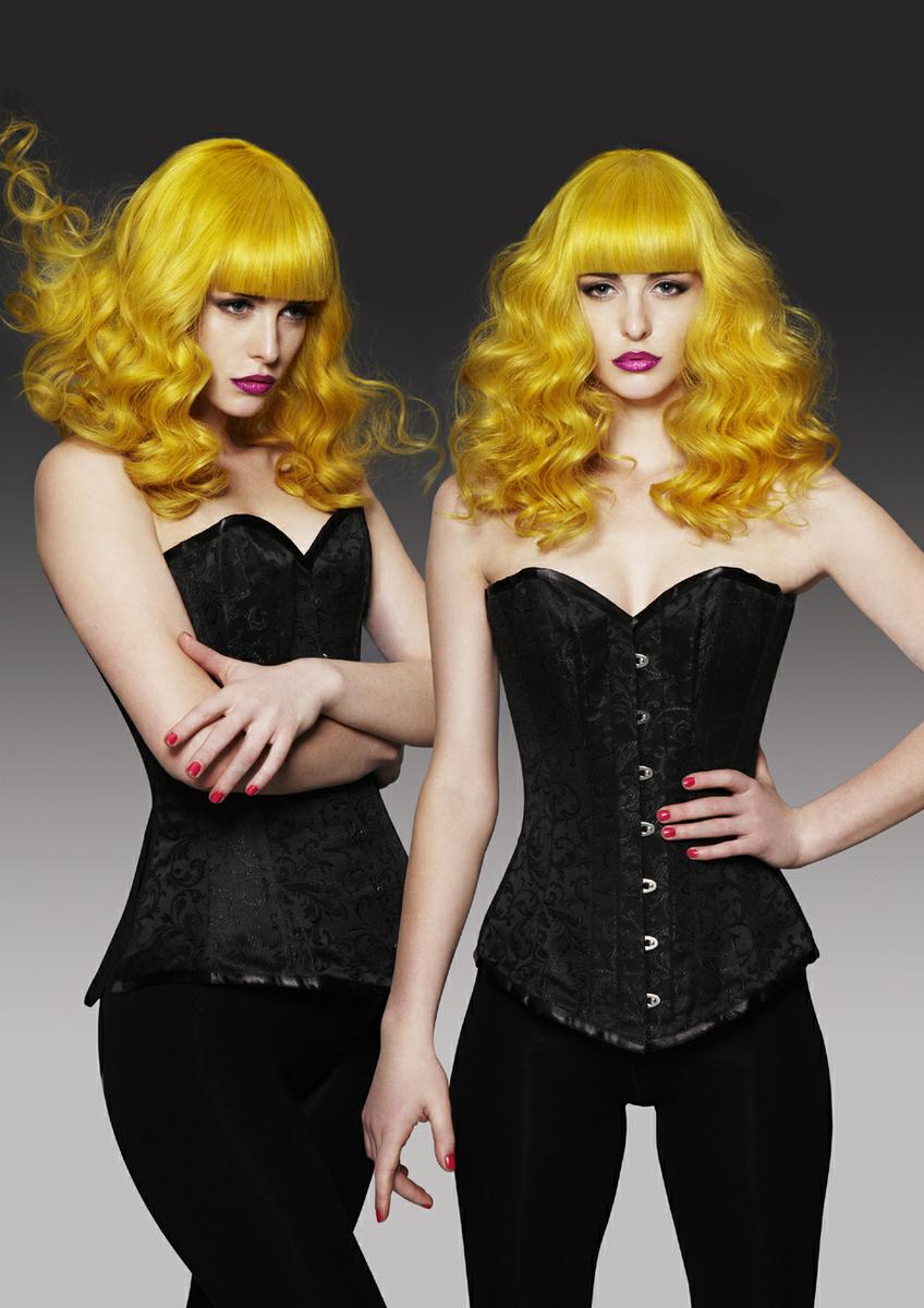 Pelo rizado amarillo con flequillo