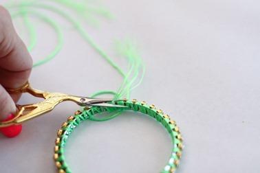 Pulseras-decoradas-con-piedras-de-strass-y-hilo2_thumb