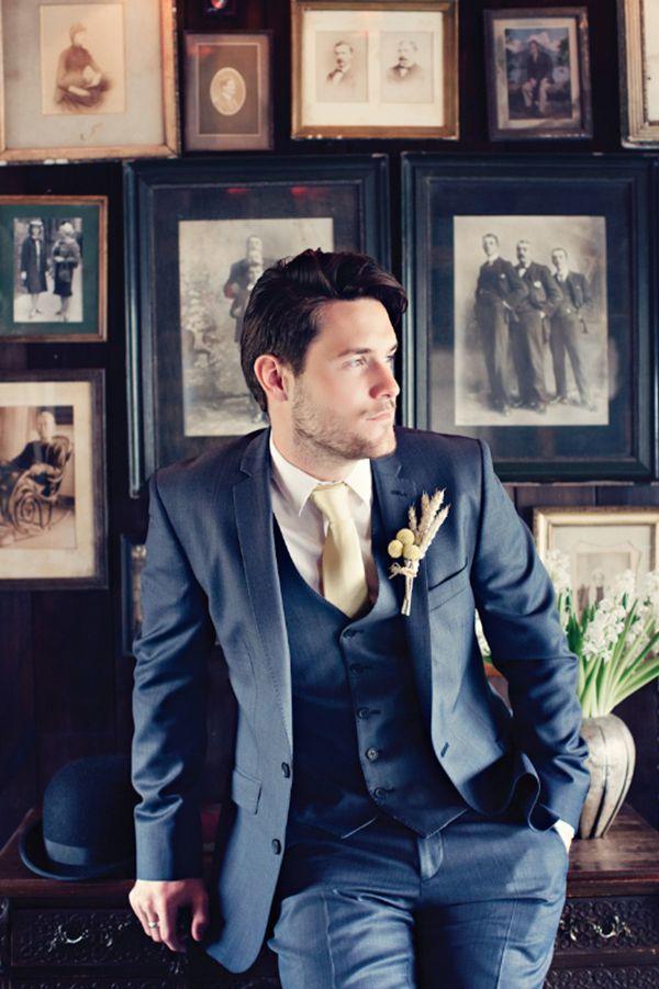 Novio con traje con chaleco