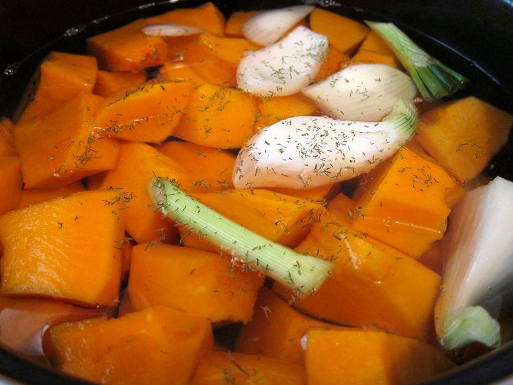 crema-de-calabaza-al-curry-con-uvas-0